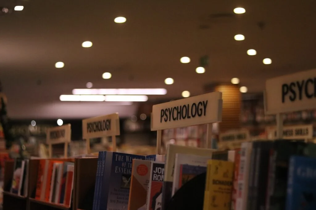 fotografia przedstawiająca książki psychologiczne